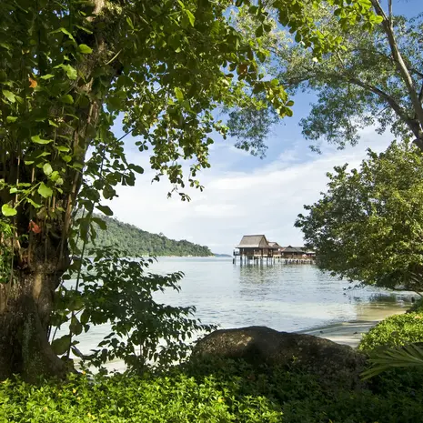 Geniet op het witte zandstrand bij Pangkor Beach Resort, Maleisië