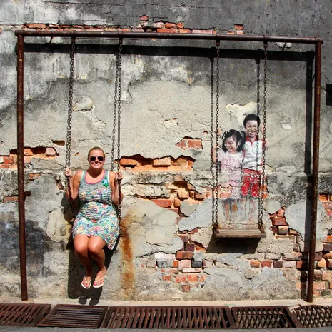 Lara bij de streetart in Georgetown op Penang
