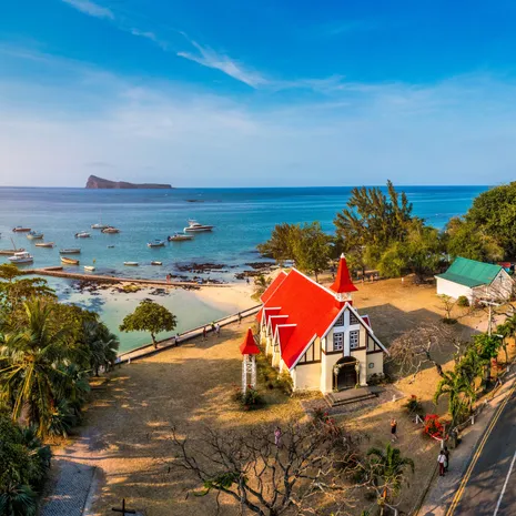 Mauritius Kerk met rode dak met uitzicht op zee en natuur