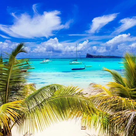 Witte stranden en blauwe zee op bounty Mauritius