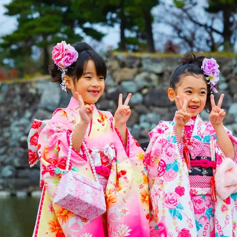 Japanse kinderen in feestelijke kleding