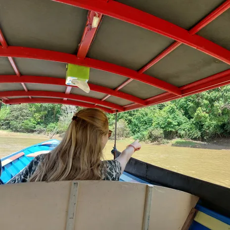 Melany spot wildlife in de kano op de Mahakam rivier Kalimantan