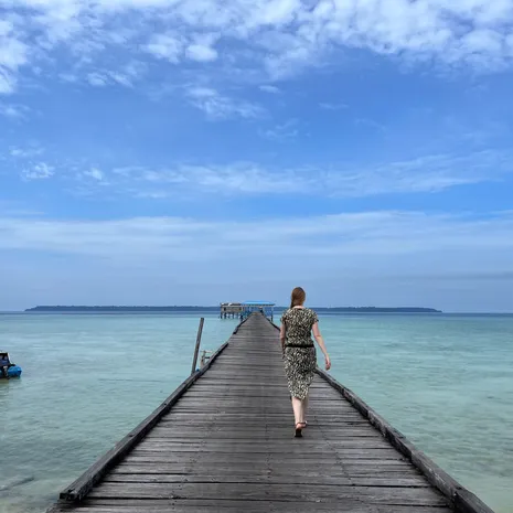 Melany loopt naar zee Payung Payung village