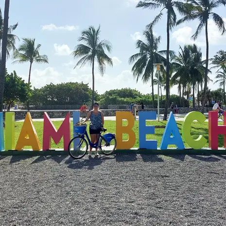 Lara bij het Miami Beach sign in Florida