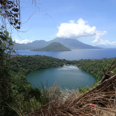 Het Tolire Kecilmeer op Ternate, de Molukken, Indonesie