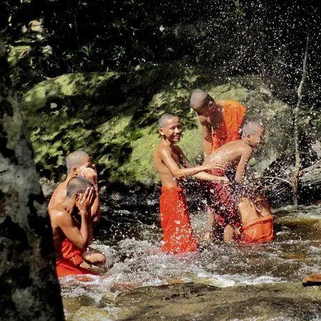 Spelende kinderen in het water in Cambodja