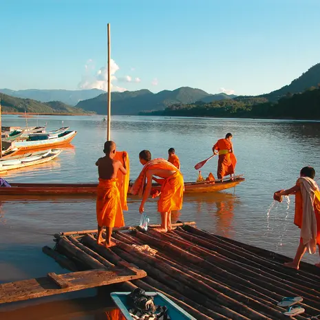Monniken bij de haven in Laos