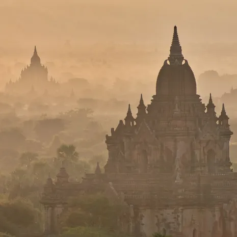 Bagan in de nevel in Myanmar