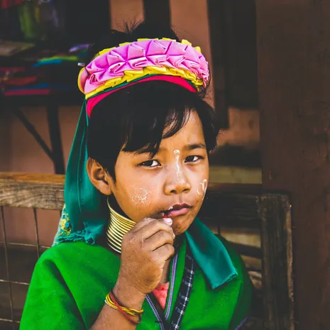 Een meisje uit de langnekstam in Loikaw