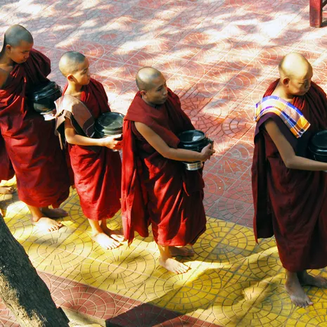 De monniken halen hun maaltijd op in Myanmar