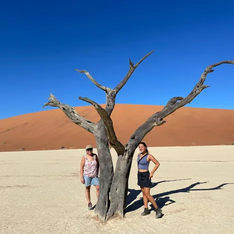 Caroline en dochter in de Sossusvlei, Namibië