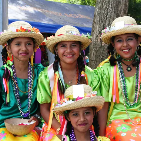 Meisjes in klederdracht in Nicaragua
