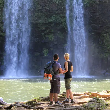 Koppel bij waterval, Bay of Islands, Nieuw-Zeeland
