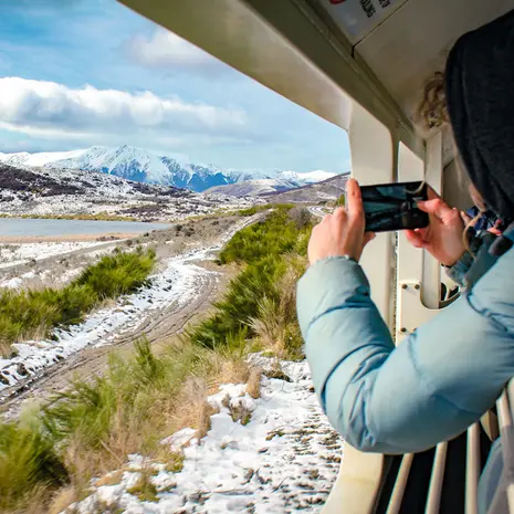 Met de Tranzalpine Treinreis maak je misschien wel de mooiste treinreis die je ooit hebt gemaakt, dwars door de zuidelijke alpen op het Zuidereiland van Nieuw-Zeeland