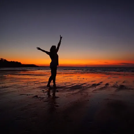 Zonsondergang aan het water in Darwin