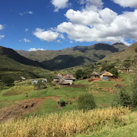 Onderweg passeer je de dorpen in Lesotho