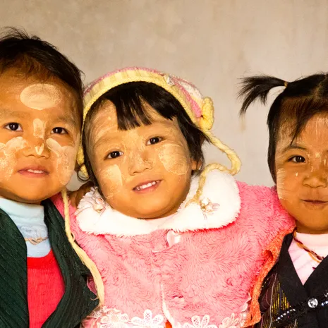Kinderen in Myanmar met thanaka op hun gezicht als bescherming tegen de zon