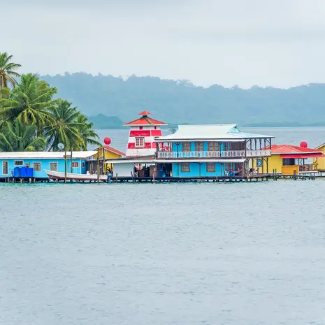 Gekleurde huisjes op Bocas del Toro, Panama