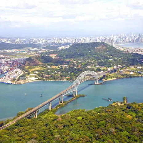 Panama City en de brug vanuit de lucht