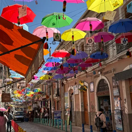 Vrolijke kleuren in de straat in Cuzco
