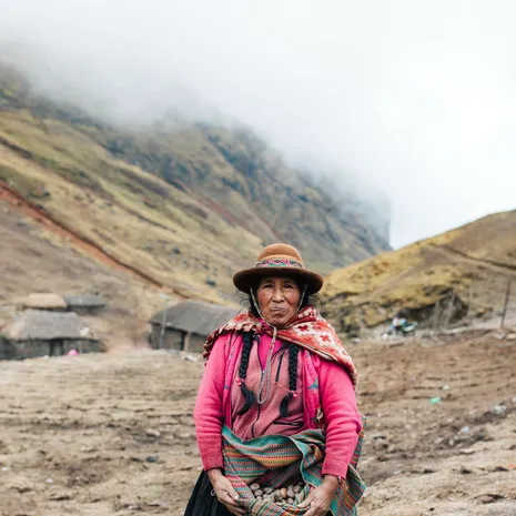 Qochamocco, traditioneel geklede vrouw in Peru