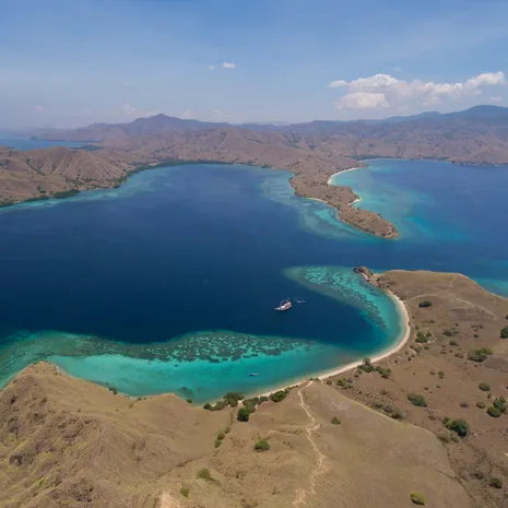 Prachtige uitzichten onderweg tijdens een bootreis langs de Kleine Sunda-eilanden