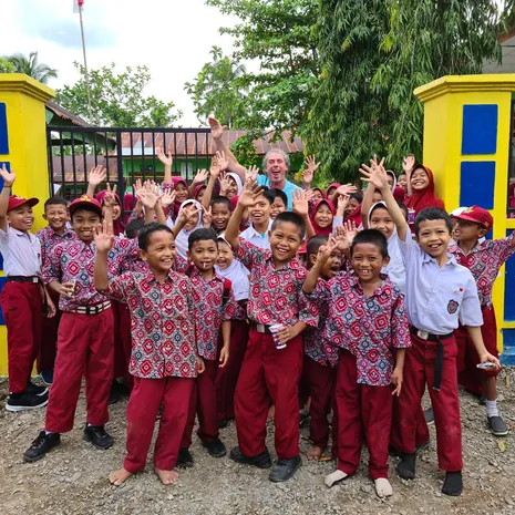 Kinderen bij een school op Sulawesi, Indonesie