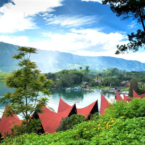 De traditionele puntdaken naast het Tobameer op Sumatra, Indonesië