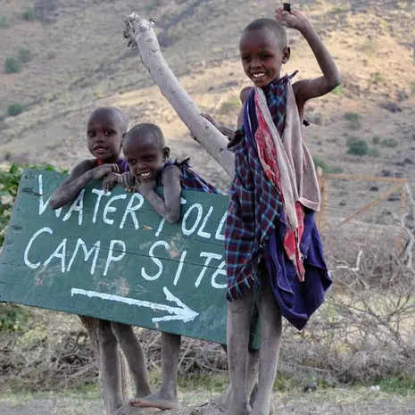 Tanzaniaanse kinderen verkopen water langs de weg