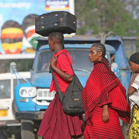 Lokale bevolking op weg naar de markt in Tanzania