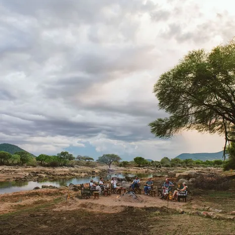 bij het kampvuur in Ruaha National Park, Tanzania