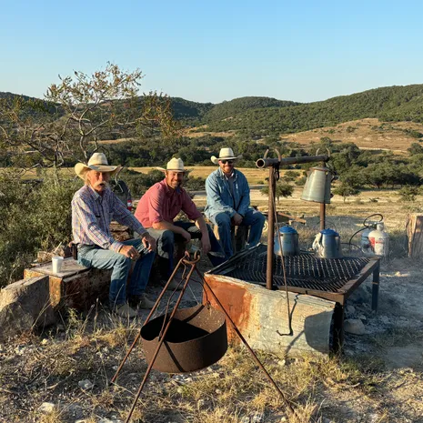 Cowboys runnen de Dixie Dude Ranch in Bandera, Texas, USA