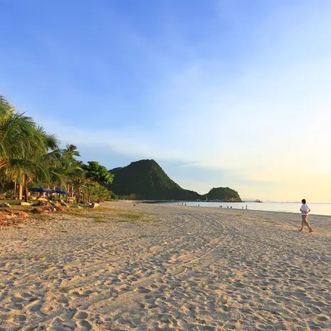 Het kilometers lange zandstrand van Khanom Beach, Thailand