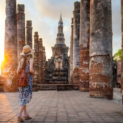 Meisje bij tempel in Sukhotai in Thailand