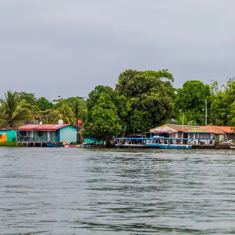 Drijvend dorp in Tortuguero NP, Costa Rica