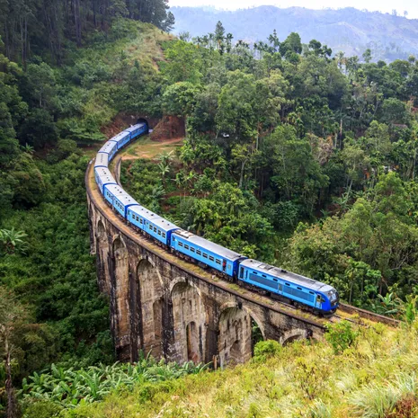 Treinreis tussen Ella en Kandy bij de Nine Arches Bridge, Sri Lanka