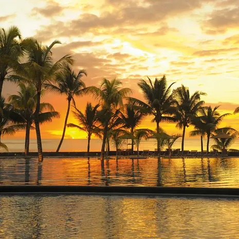 Huwlijksreis, zon die in het water zakt op Mauritius met een mooie zonsondergang