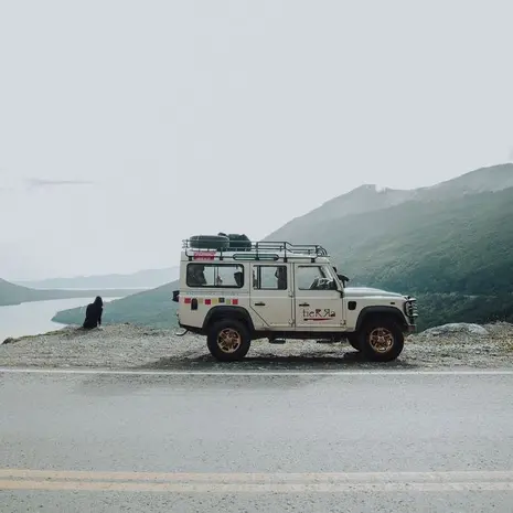 Deze fourwheeldrive tour in Ushuaia gaat over bospaden door het water en door de modder