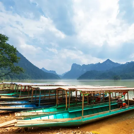 Boten op het meer van Ba Be National Park, Vietnam