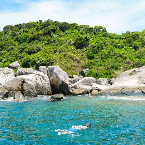 Snorkelen in het water bij Cham eiland, Vietnam