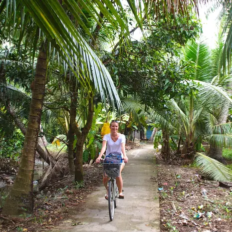 Medewerkster Kim tijdens een fietstocht door de Mekongdelta, Vietnam