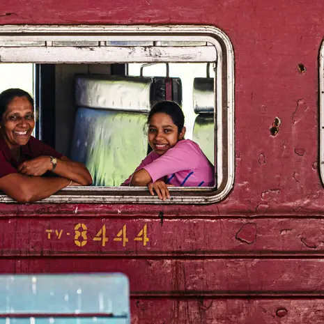 Vrouwen in trein in Kandy, Sri Lanka