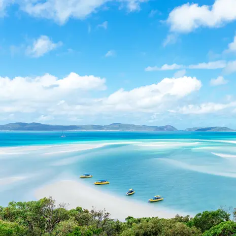 Boten en witte stranden va Whitsundays