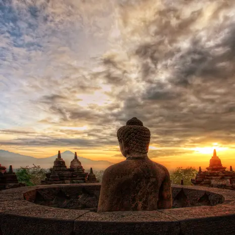 De imposante Borobudur op Java bij zonsondergang