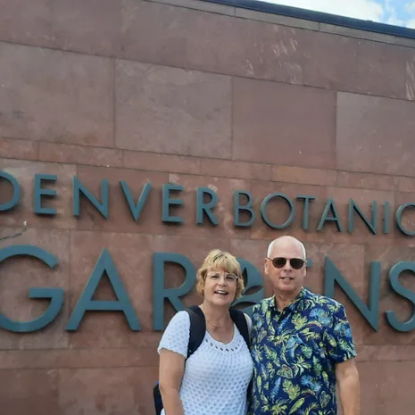Anita en Dick bij de Botanical Garden in Denver