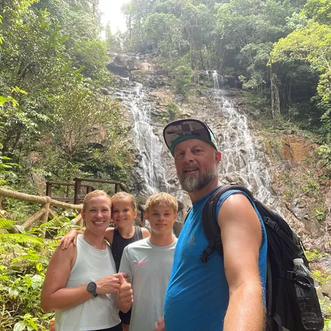 Annet en haar gezin bij de Mahkota-waterval