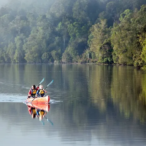Per kajak over de Piemont Rivier in Corinna, Tasmanië, Australië