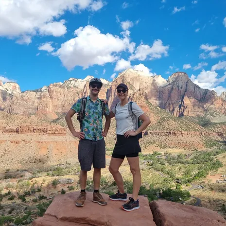 Nicole met haar zoon in de Grand Canyon