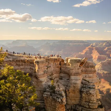 De Grand Canyon is verdeeld in de North Rim en South Rim, waarvan de South Rim de beste toegankelijkheid biedt