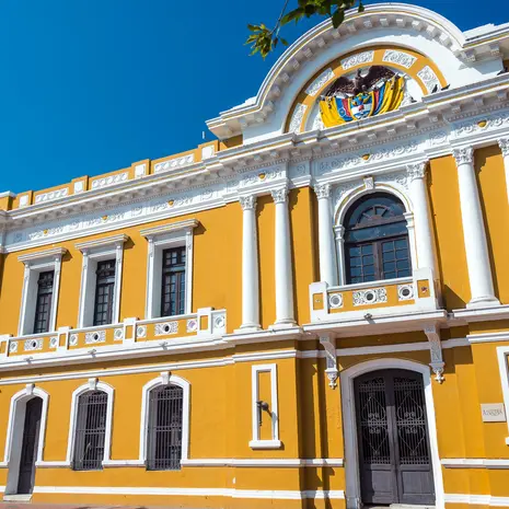Vrolijkgekleurde gele huizen in Santa Marta, Colombia